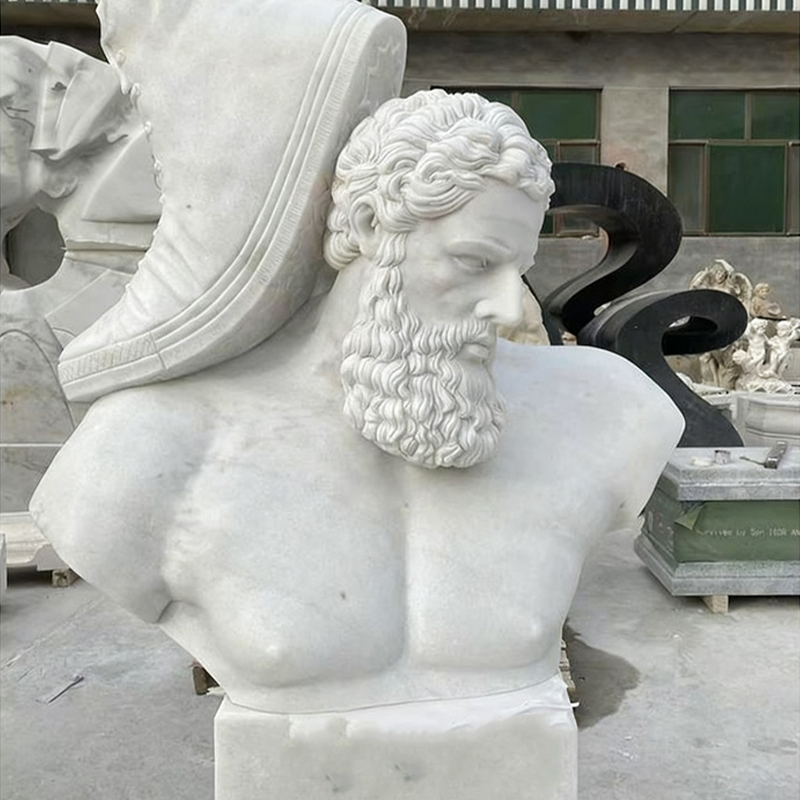 Människoskulptur av vit marmor i naturlig storlek, handskuren