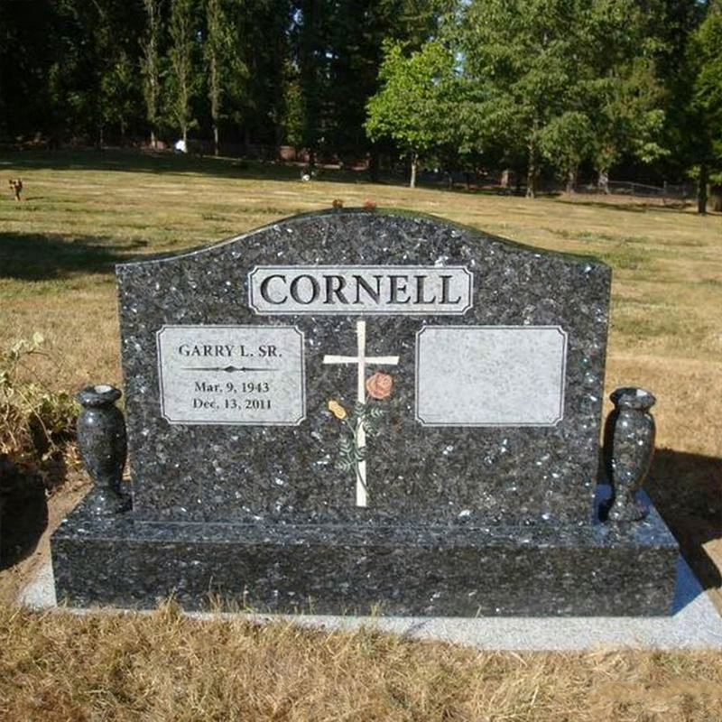 Kors rosmönster granit följeslagare gravsten