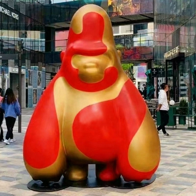 Tecknad gorillaskulptur i glasfiber