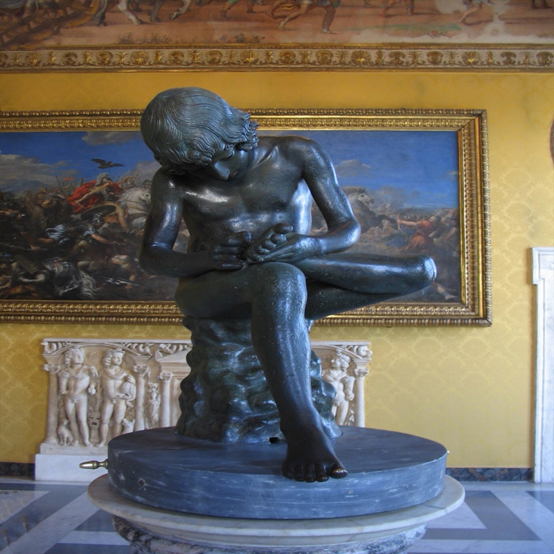 Hållbar utomhusmarmor mänsklig skulptur av en pojke som drar en tagg från foten, europeisk design