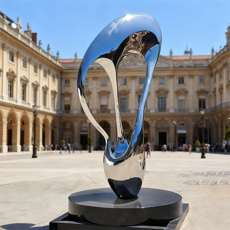 Spegelpolerad skulptur i rostfritt stål