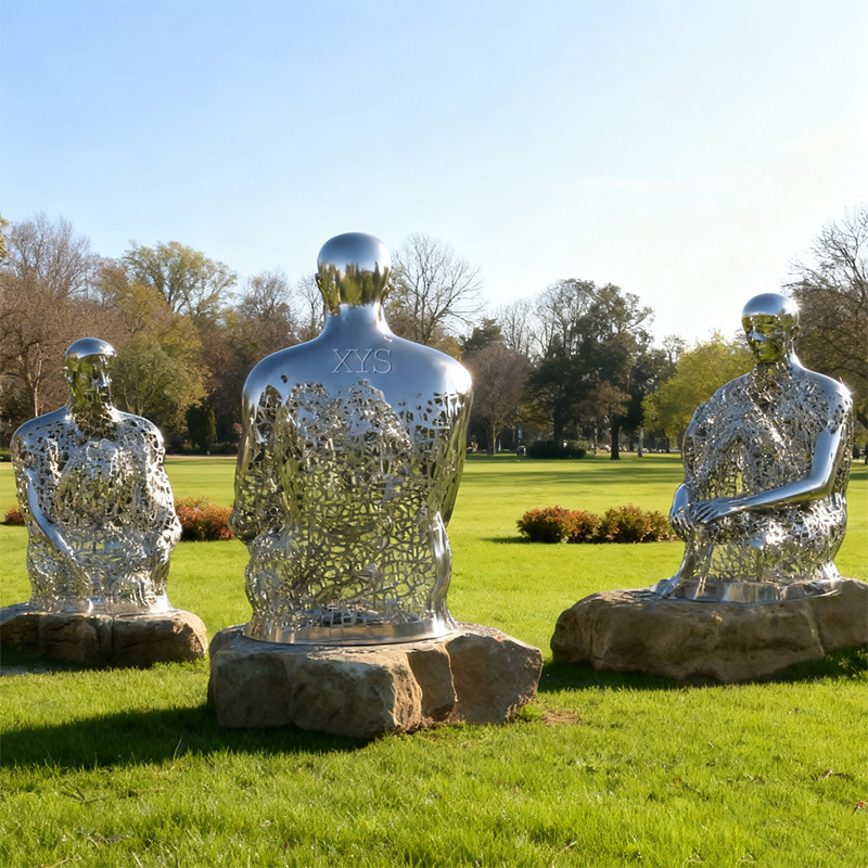 Moment of Insight Genombruten sittande figurskulptur