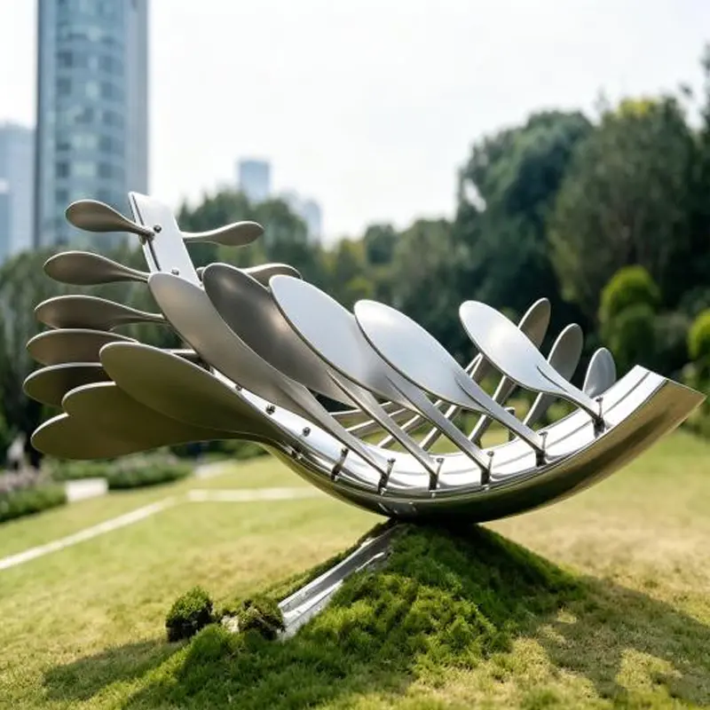 Hur tillverkas och installeras en spegelpolerad ringskulptur i rostfritt stål?